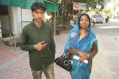 Family members arrived Collectorate. कांग्रेस से तीन बार विधायक रहे अतुलकर के परिवार के सामने रोजी-रोटी का संकट