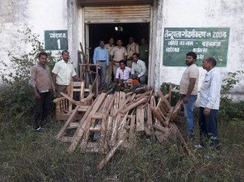 Teak and equipment seized by the forest department खेड़ी में पांच घरों में वन विभाग का छापा