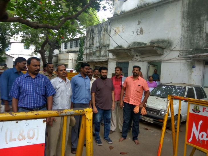 madan with CCB एसआरएम प्रमुख पच्चमुत्तु से सीसीबी ने की पूछताछ