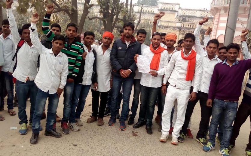 Student protest छात्रसंघ चुनाव की मांग के लिये अनशन से रोका तो छात्रों ने नहीं किया बर्दाश्त