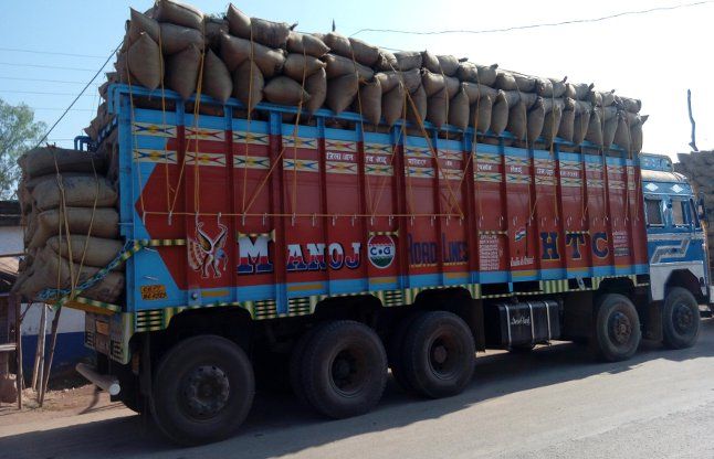 Overload Truck with paddy मौत बनकर सड़कों से गुजर रही यहां धान से लदी ओवर लोड ट्रक