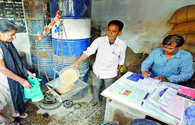 Deprived of ration, पहले की राशि जमा नहीं, नवंबर माह के राशन से ग्रामीणों को होना पड़ेगा वंचित