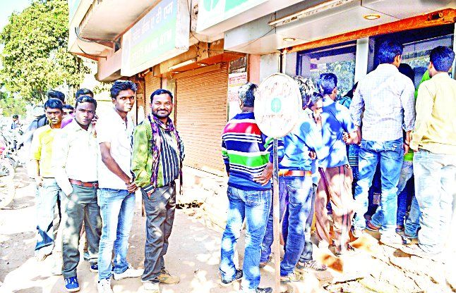 hose cash crisis एसबीआई के एटीएम अपग्रेड, एटीएम में घंटों कतार बाद भी लौट रहे खाली हाथ