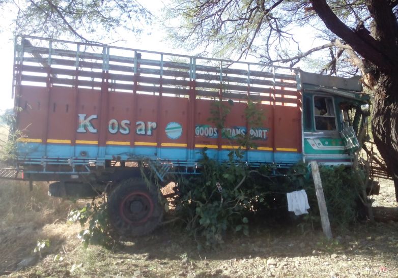 Indore-Bhopal highway accident हाईवे पर बेकाबू ट्रक पेड़ से टकराया, ड्राइवर घायल