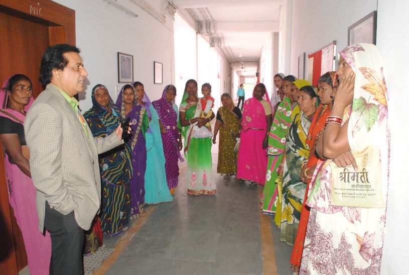Women complained हमारे पास गरीबी रेखा का राशन कार्ड है, फिर भी नहीं दे रहे गैस चूल्हा