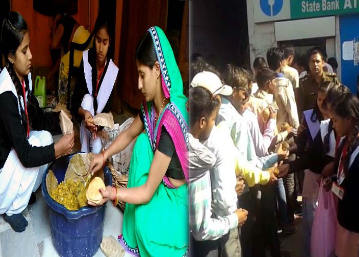 girl students, distribute, food packets छात्राओं ने बैंक की कतार में खड़े लोगों को बांटी पूड़ी-सब्जी