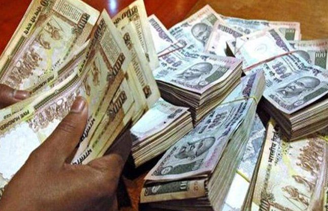 surat news सूरत में हीरा व्यापारी के यहां एक करोड़ पकड़े