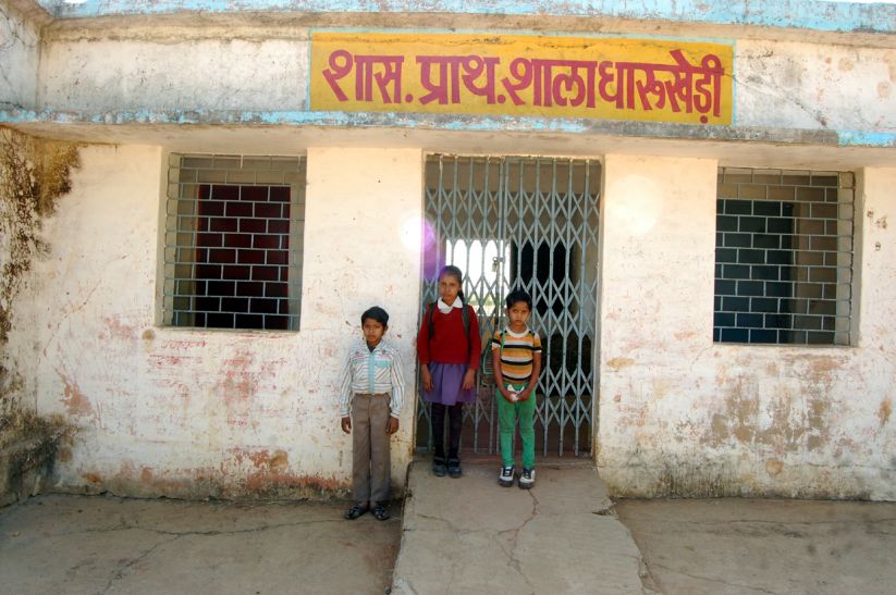 vidisha 12 बजे भी शाला में लटका ताला
