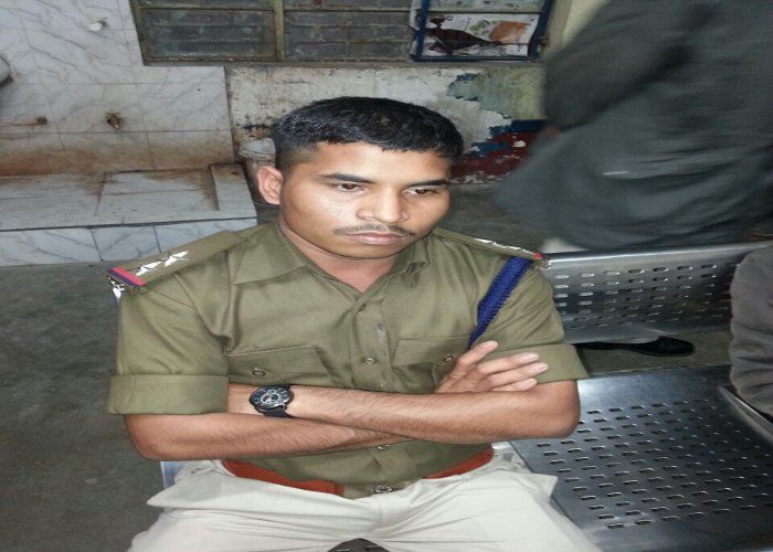 fake police inspector थाने में दरोगा बनकर दिखाता रहा रौब, बाद में खुली पोल तो दंग रह गई पुलिस