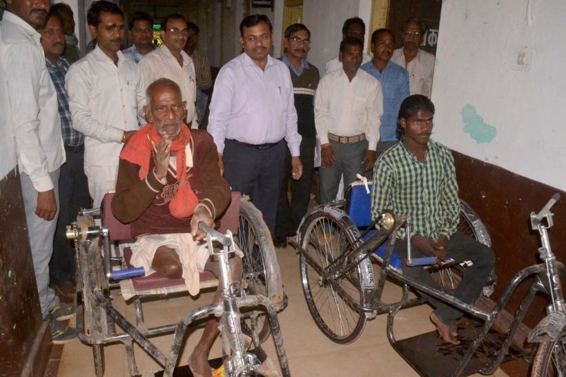 Ashok nagar विकलांग के आंसू पौंछे, सौंपा ट्राई साइकिल