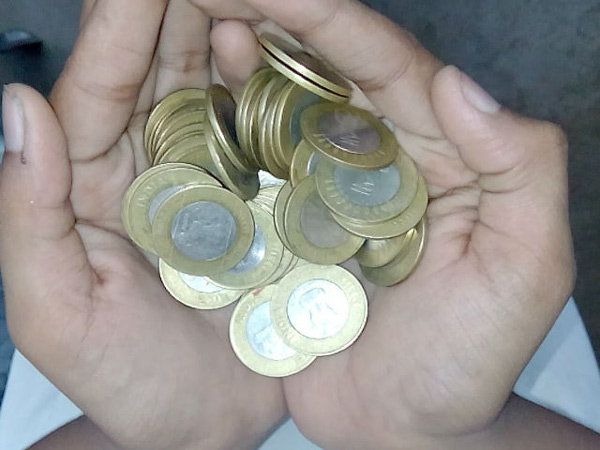 bank बच्चों के पिगी बैंक ने उगले सिक्के, नहीं हो रहे जमा