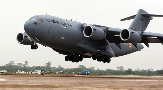 Indian Air Force's Biggest Aircraft Ferrying T वायुसेना के सबसे बड़े एयरक्राफ्ट की मदद से पहुंचाए जा रहे हैं टनों नोट