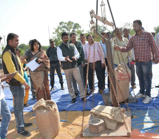 Farmers sell paddy procurement centers जब कमिश्नर ने की धान में नमी की जांच, चौंक गए केन्द्र प्रभारी