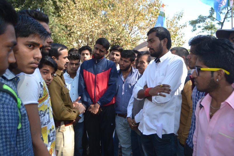 Dewas केपी व साइंस कॉलेज केगेट पर जड़े ताले