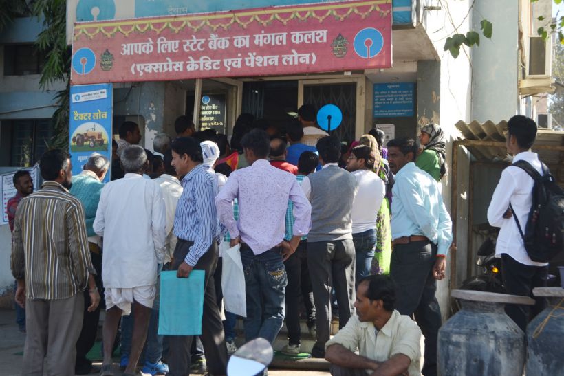 Dewas कैश निकालने की लिमिट खत्म