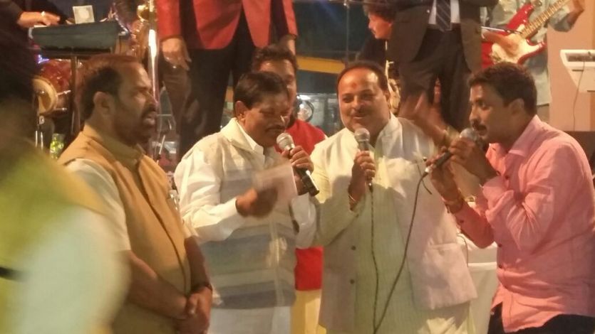 Dewas सांसद व महापौर ने गीत गाकर मनाया 11 साल का जश्न
