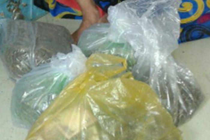 Hemp smuggler arrested 4 किलो गांजा के साथ तस्कर चढ़ा पुलिस के हत्थे