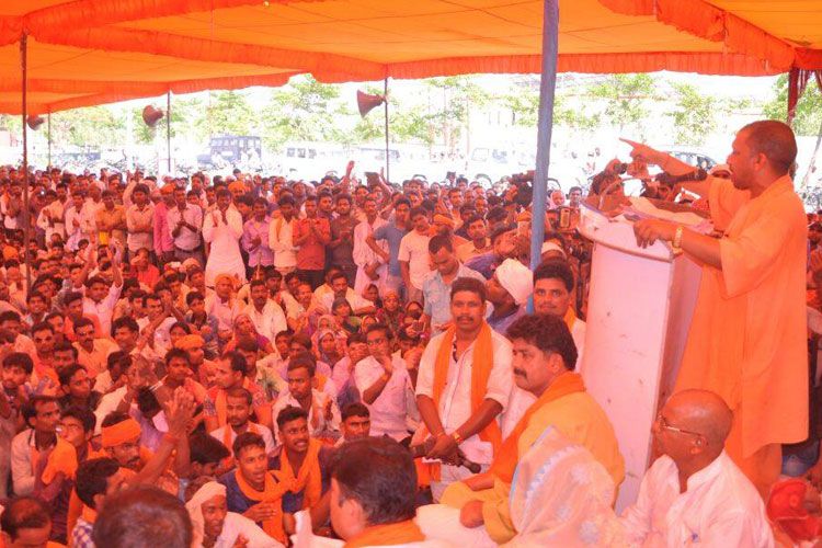 Yogi Aditynath महाराजगंज में गरजे अमित शाह, मोदी सरकार ने विपक्ष की कमाई को कागज का टुकड़ा बनाया
