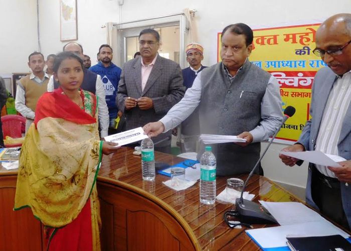 gonda 269 स्वयं सहायता समूहों को बांटे रिवाल्विंग फण्ड के टोकन