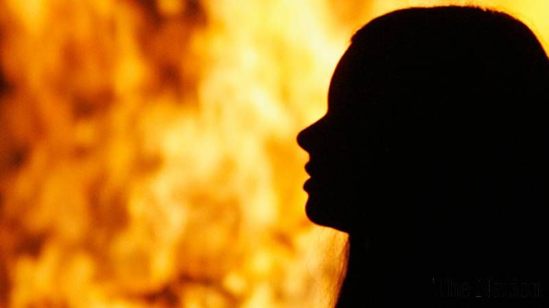 husband set wife on fire शराबी पति ने पत्नी को लगाई आग, भूख से तड़प रहा नवजात