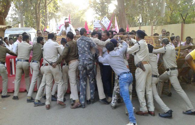 three hour long siege आड़ावाल- मारेंगा बाइपास का तीन घंटे तक घेराव, 350 ने दी गिरफ्तारी