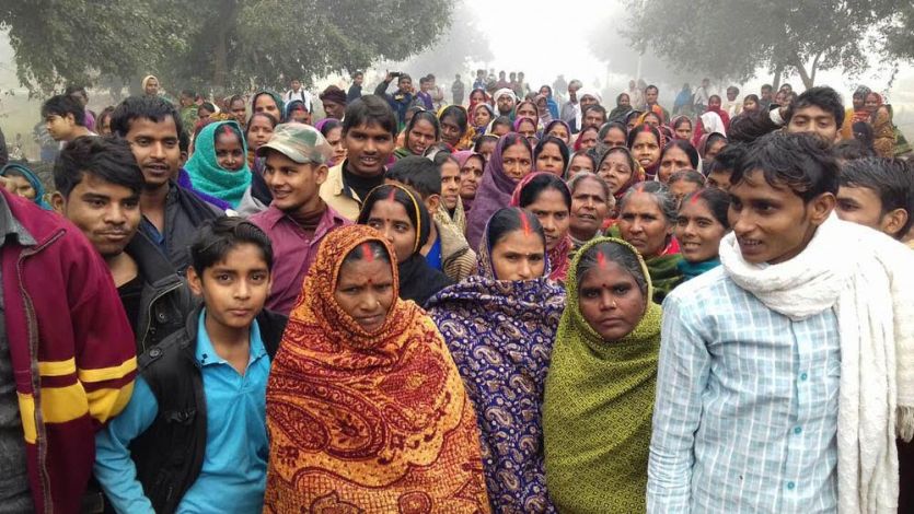 strike कैश न मिलने से फूटा ग्रामीणों का गुस्सा, लोगों ने सड़क पर लगाया जाम