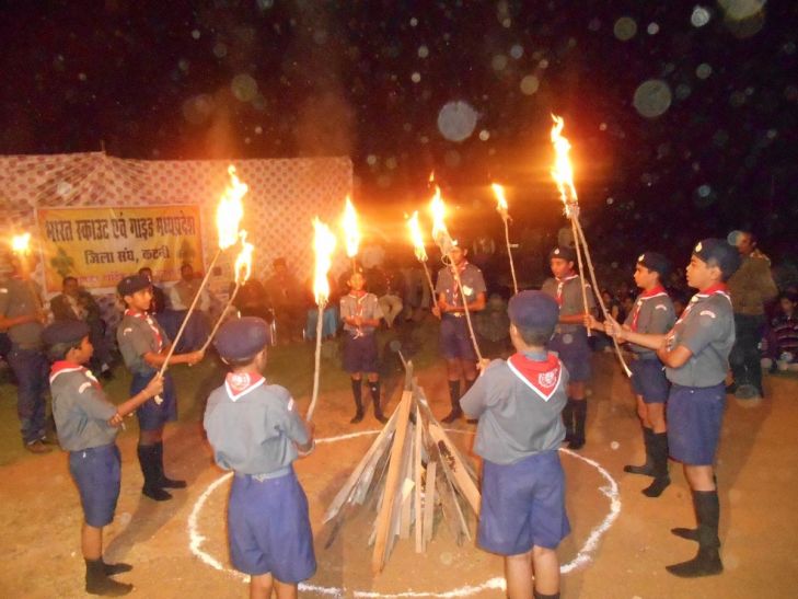 katni यहां बच्चों ने जलाई मशाल, एसपी भी रहे साथ