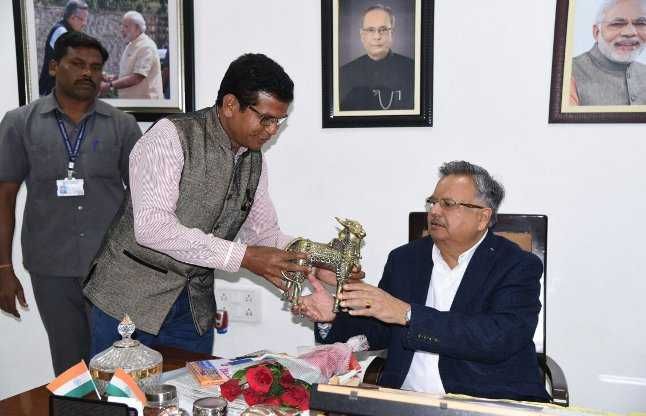 social media viral तो इसलिए सोशल मीडिया पर छा गया विधायक का सीएम से मिलने का मामला