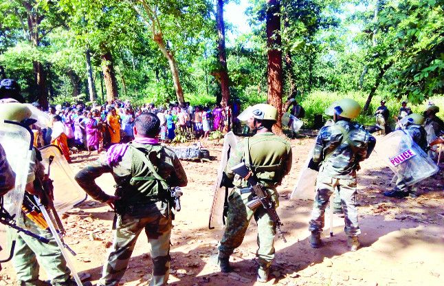 fake encounter in Kondagaon मुठभेड़ को बताया फर्जी, ग्रामीणों ने कहा- पुलिस ने घर से निकालकर मारा बालसिंग को