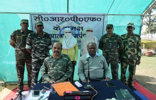 two naxli surrender सीआरपीएफ के समक्ष महिला समेत दो इनामी नक्सलियों ने किया समर्पण