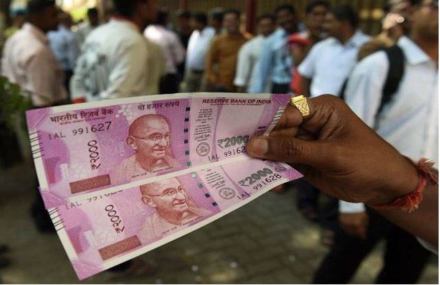 Note ban new rules of withdrawl नोटबंदी से एक और नई मुसीबत, अब सैलरी निकालने बैंकों में लगी भीड़
