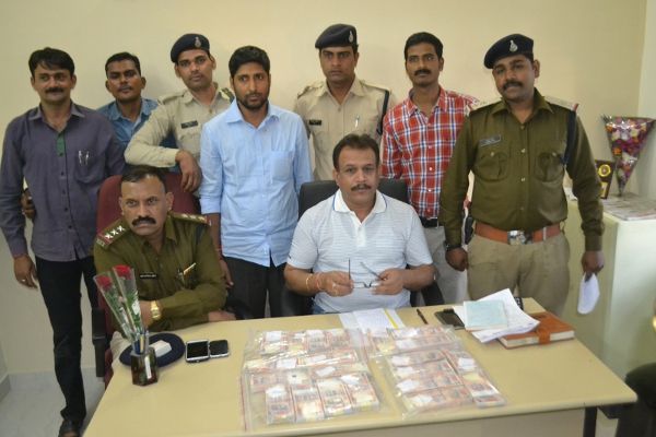 21-lakh-seized-by-police, bihar, itarsi, icici बैग में लेकर चल रहा था 21 लाख रुपए, पुलिस ने किया गिरफ्तार