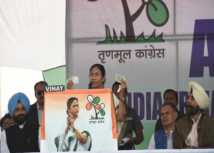 Mamata Banerjee पटना पहुंचीं ममता बनर्जी, नोटबंदी के विरोध में आज देंगी धरना