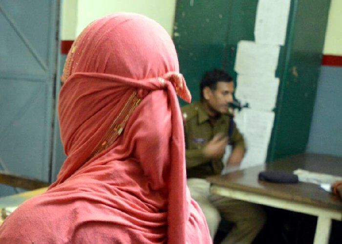 man nude in front of girl,rape छह साल की मासूम से सामने अधेड़ हुआ निर्वस्त्र