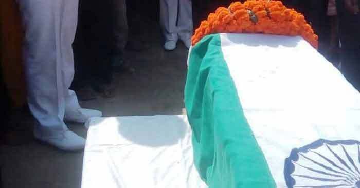 death सेना के जवान का शव पहुंचा गांव, रो पड़े लोग