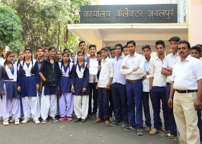 student कलेक्टर के पास पहुंचे छात्र, कहा स्कूल परिसर में टंकी निर्माण से पढ़ाई हो रही चौपट