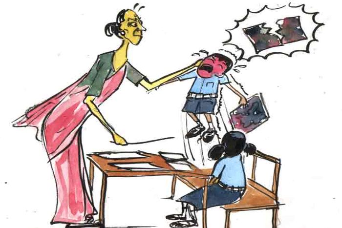 teacher slap to student परीक्षा में ताक-झांक करने पर प्राचार्य ने छात्र को जड़ा थप्पड़, केस दर्ज