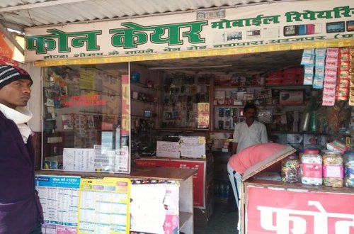 theft in mobile shop SP Office से लगे Mobile दुकान में चोरों का धावा, 2 लाख के सामान पार