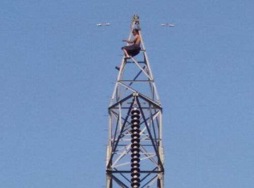 woman on tower 200 फीट ऊंचे Tower पर चढ़ी सिरफिरी महिला, मनाने पहुंचे SDM के निकले पसीने