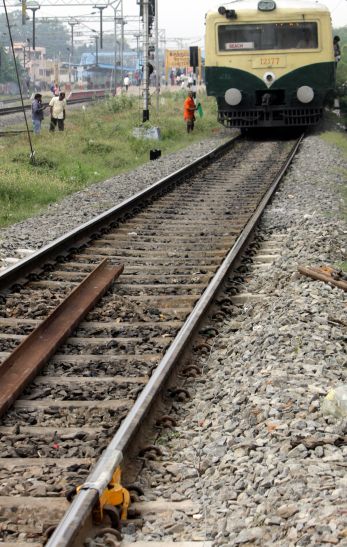 train ट्रेक पर क्रैक, लोकल ट्रेन सेवाएं हुई प्रभावित