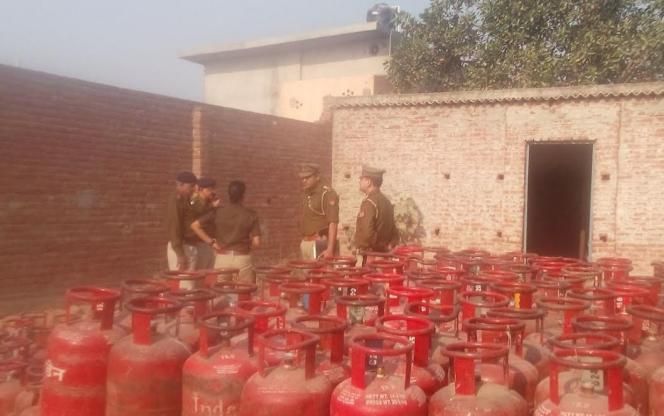 gas agency loot कैशियर ने कहा पुरानी है करेंसी, लुटेरों ने कर दी पिटाई