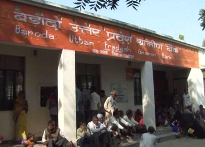 People facing problem नोटबंदी : बैंकों में कैश नहीं, आम जनता हो रही परेशान