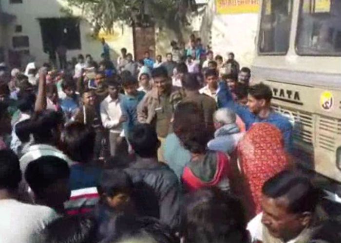 people protest नोटबंदी : ग्रामीणों का सब्र टूटा, रोड जामकर किया प्रदर्शन