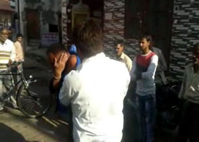 Man accused of theft beaten by public चोरी के आरोप में शख्स की पिटाई, पब्लिक देखती रही तमाशा