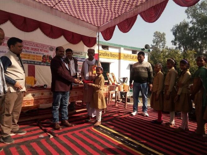 hamirpur हमीरपुर में बीएसए ने छात्रों को बांटे स्वेटर, छात्र और अभिभावक हुए खुश