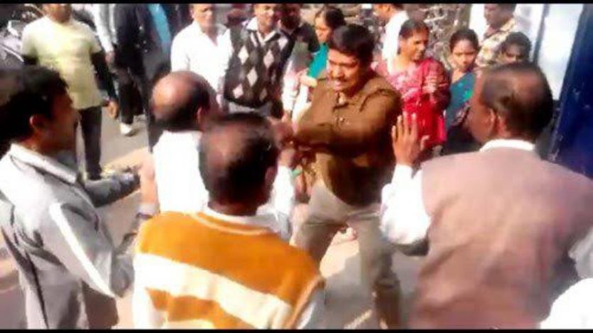 kanpur PM मोदी के फैसले से घर में बच्चे भूखे मर रहे, बैंक में पुलिस डंडे बरसा रही है!
