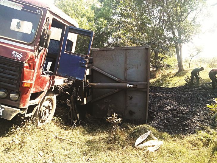 accident पिकअप को बचाने के चक्कर में अनियंत्रित ट्रेलर पलटी