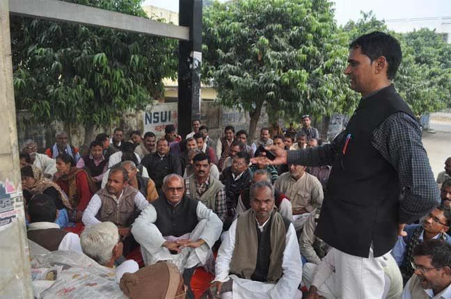 teachers अखिलेश सरकार के फैसले से नाराज हैं शिक्षक, विधानसभा घेराव की चेतावनी