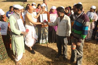 Roses also prevented from giving open defecation. खुले में शौच से रोकने गांधीगिरी का सहारा