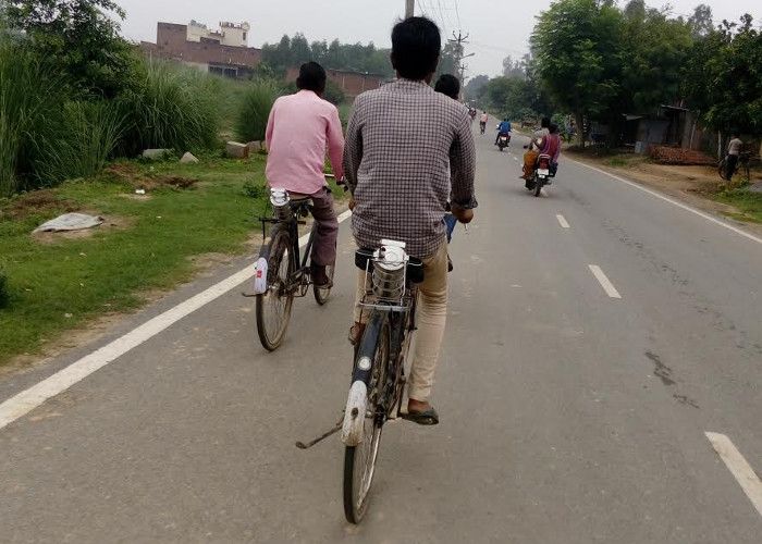 Cyclist कांग्रेस के गढ़ में इस सड़क पर जाते है मजदूरी करने के लिए मजदूर